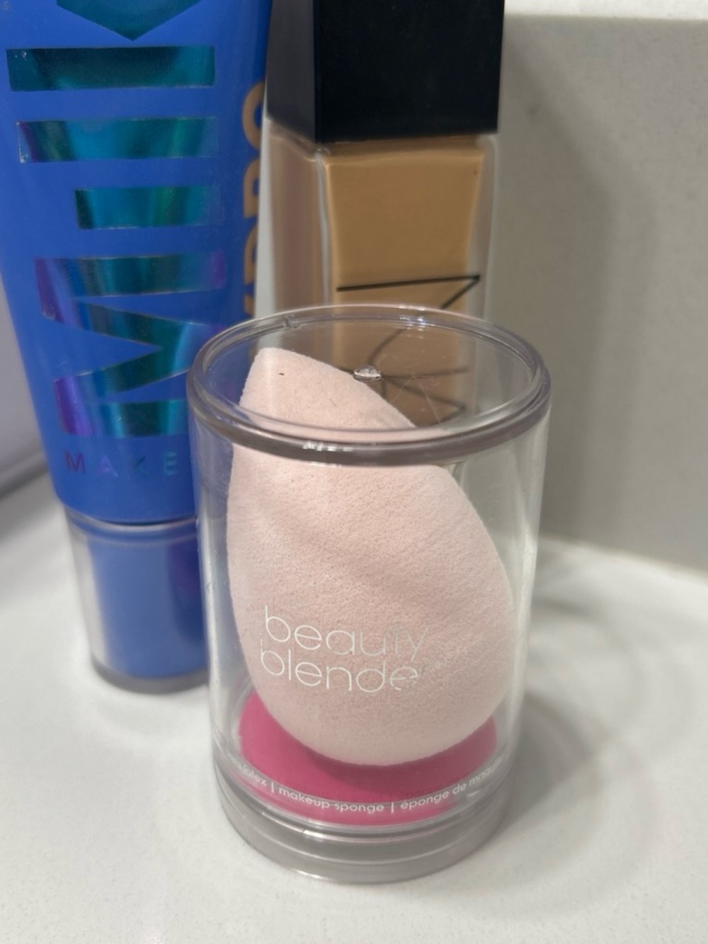 beautyblender Soft Pink Makeup Sponge in Clear Display Case